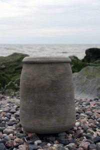 Biologisch afbreekbare urn door Waddenkeramiek.