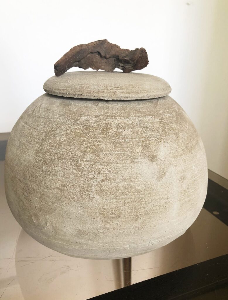urn van waddenklei ongebakken, met stuk zouthout. ± 3,5 liter. 210 euro