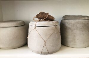 urn van waddenklei met zouthout en een net van papiertouw. ongebakken, ± 3,5 liter. 210 euro