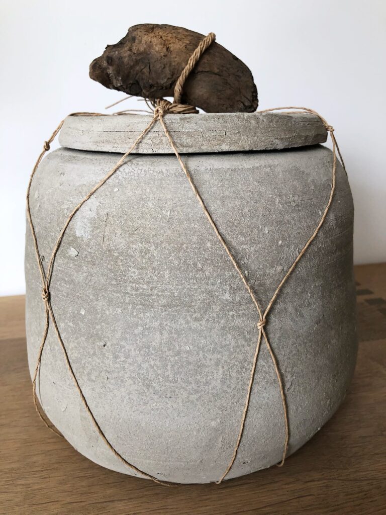 urn van waddenklei; ongebakken, met stuk zouthout. ± 4 liter. 220 euro