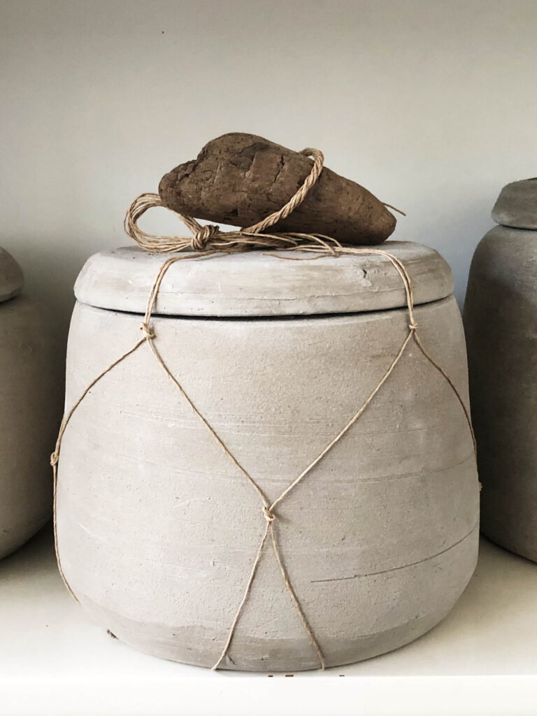 urn van waddenklei met zouthout en een net van papiertouw. ongebakken, ± 3,5 liter. 210 euro